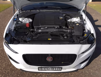 Bajo el capó Jaguar XE P300 SE R-Dynamic [Australia] '2019–pr.
