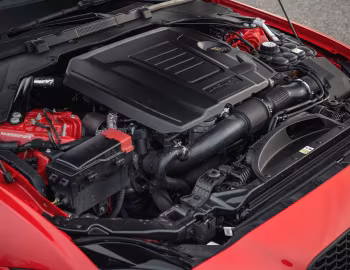 Bajo el capó 2020 Jaguar XE P300 R-Dynamic [North America] '2019–20