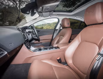 Interior Jaguar XE 20d Portfolio [UK-spec] '2015–19
