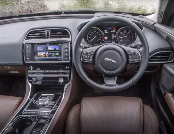 Panel frontal Jaguar XE 20d Portfolio [UK-spec] '2015–19