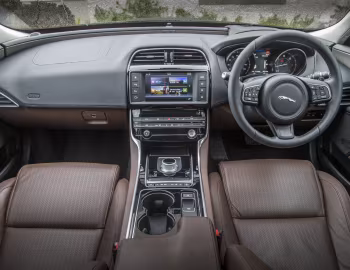 Panel frontal Jaguar XE 20d Portfolio [UK-spec] '2015–19
