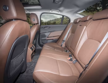 Interior Jaguar XE 20d Portfolio [UK-spec] '2015–19