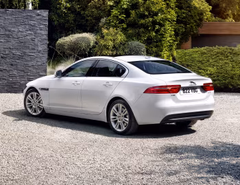 Jaguar XE 20t Prestige [UK-spec] '2015–19