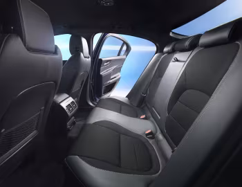 Interior Jaguar XE 20d R-Sport [UK-spec] '2015–19