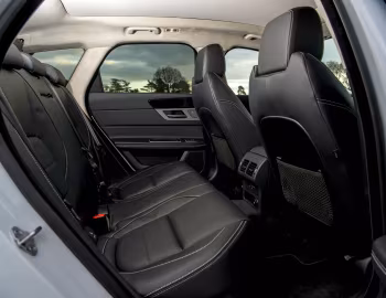 Interior Jaguar XF 2.0d AWD R-Sport Sportbrake [UK-spec] '2017–20