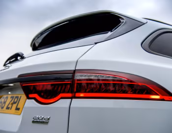 Jaguar XF 2.0d AWD R-Sport Sportbrake [UK-spec] '2017–20