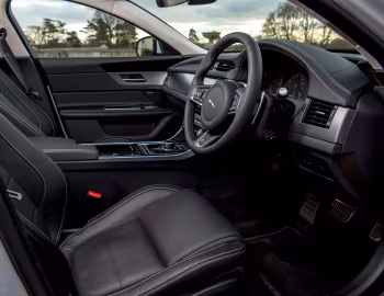 Interior Jaguar XF 2.0d AWD R-Sport Sportbrake [UK-spec] '2017–20