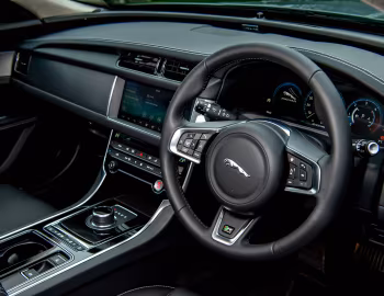 Interior Jaguar XF 2.0d AWD R-Sport Sportbrake [UK-spec] '2017–20
