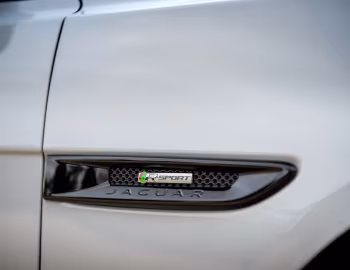 Jaguar XF 2.0d AWD R-Sport Sportbrake [UK-spec] '2017–20