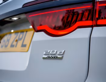 Jaguar XF 2.0d AWD R-Sport Sportbrake [UK-spec] '2017–20