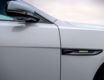 Jaguar XF 2.0d AWD R-Sport Sportbrake [UK-spec] '2017–20