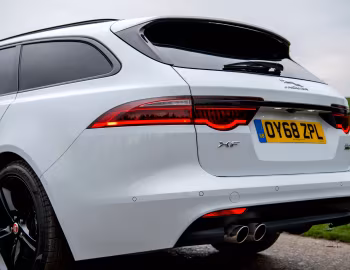 Jaguar XF 2.0d AWD R-Sport Sportbrake [UK-spec] '2017–20