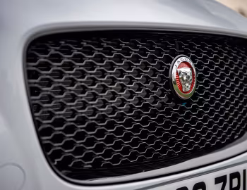 Jaguar XF 2.0d AWD R-Sport Sportbrake [UK-spec] '2017–20