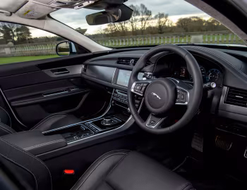 Interior Jaguar XF 2.0d AWD R-Sport Sportbrake [UK-spec] '2017–20