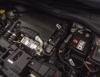 Sob o capô Jeep Avenger [UK-spec] (516) '2023–pr.
