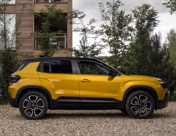 Jeep Avenger BEV Summit [UK-spec] (516) '2023–pr.
