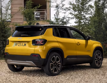 Jeep Avenger BEV Summit [UK-spec] (516) '2023–pr.