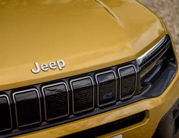 Jeep Avenger BEV Summit [UK-spec] (516) '2023–pr.