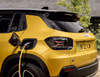 Jeep Avenger BEV Summit [UK-spec] (516) '2023–pr.