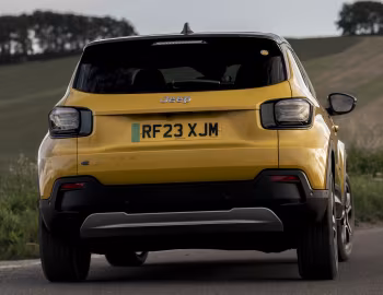 Jeep Avenger BEV Summit [UK-spec] (516) '2023–pr.