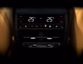 Interior Jeep Grand Cherokee L Summit Reserve [Japan] (WL) '2022–pr.