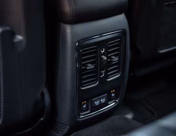 Interior Jeep Grand Cherokee Limited [Japan] (WK2) '2017–21