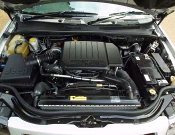 Sob o capô Jeep Grand Cherokee Sport [UK-spec] (WJ) '2003–04