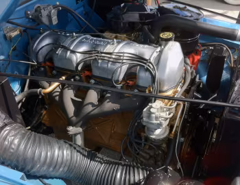 Sob o capô 1963 Jeep J200 Gladiator '1962–63