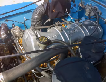 Sob o capô 1963 Jeep J200 Gladiator '1962–63