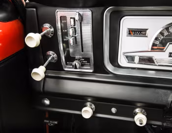Interior 1968 Jeep J100 Wagoneer (1414X19)
