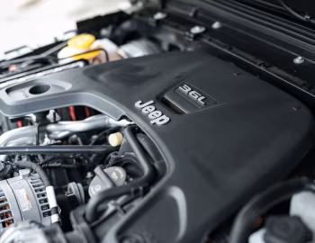 Sob o capô Jeep Wrangler Unlimited Rubicon [Japan] (JL) '2019–23