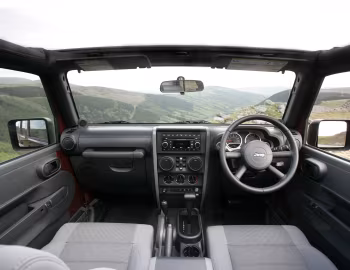 Painel frontal Jeep Wrangler Unlimited Sahara [UK-spec] (JK) '2007–10