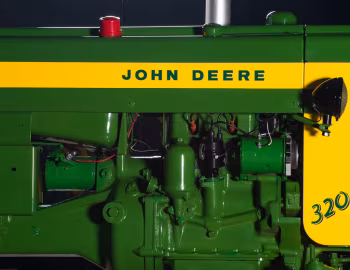 Sob o capô John Deere 320 Standard '1956–58