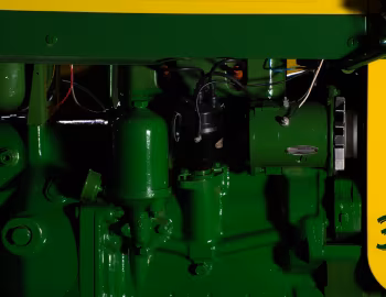 Sob o capô John Deere 320 Standard '1956–58