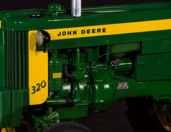 Sob o capô John Deere 320 Standard '1956–58