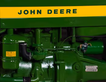 Sob o capô John Deere 320 Standard '1956–58