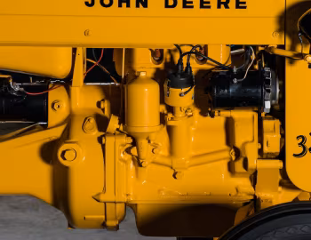 Sob o capô John Deere 320 Utility '1956–58