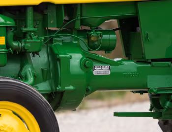 Sob o capô John Deere 330U '1958–60