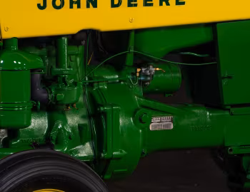 Sob o capô John Deere 330U '1958–60