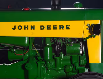 Sob o capô John Deere 330U '1958–60