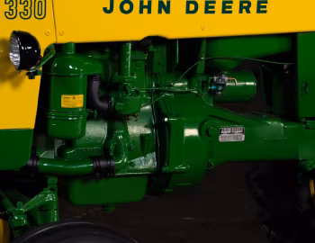 Sob o capô John Deere 330V Gasoline '1958–60
