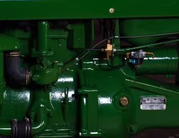 Sob o capô 1954–55 John Deere 40U All-Fuel