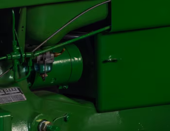 Sob o capô John Deere 420T-N All-Fuel '1956–58