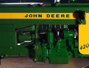 Sob o capô John Deere 420T-N All-Fuel '1956–58