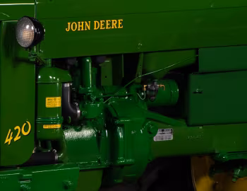 Sob o capô John Deere 420T-RC Gasoline '1956–58