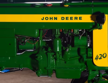 Sob o capô John Deere 420T-W All-Fuel '1956–58