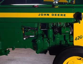 Sob o capô John Deere 420U '1956–58