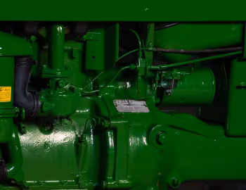Sob o capô John Deere 420W All-Fuel '1956–58
