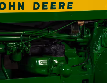 Под капотом John Deere 520 All-Fuel adjustable wide front '1956–58
