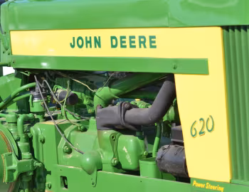 Sob o capô John Deere 620 Dual Narrow '1956–58